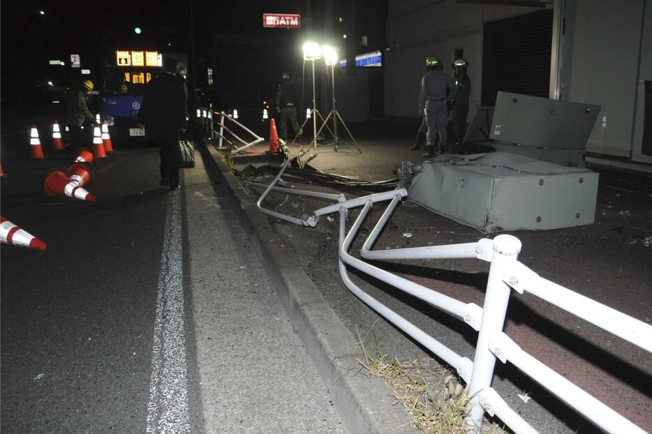 横浜市営バスの事故があった横浜市磯子区の現場＝20日夜