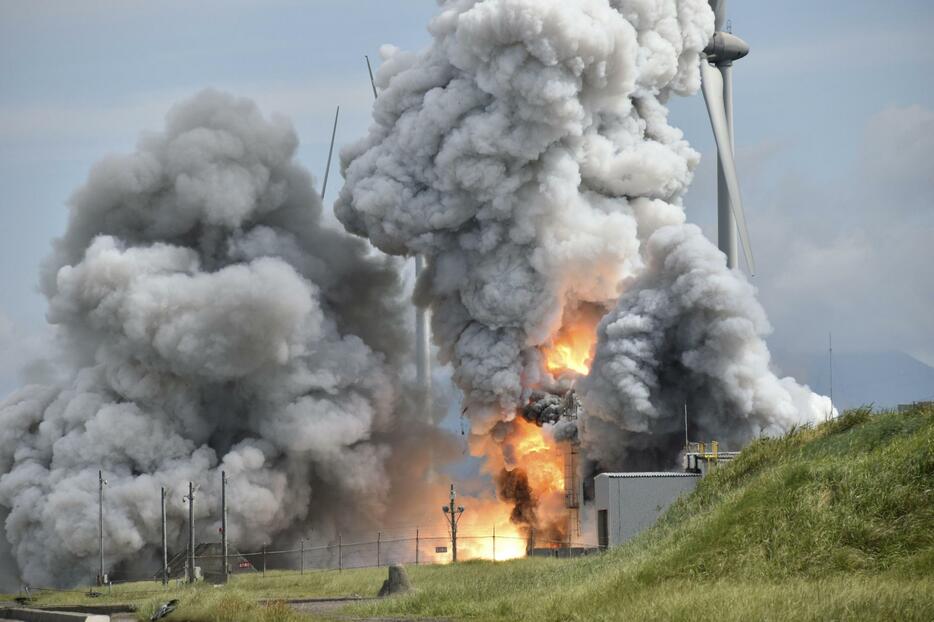 「イプシロンS」のエンジン燃焼試験中に起こった爆発事故＝7月14日、秋田県能代市