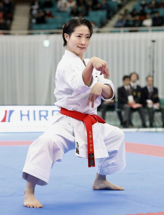 女子形で優勝した大野ひかるの演武＝日本武道館