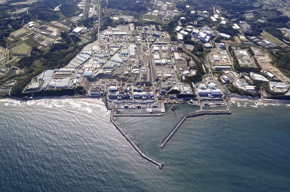 処理水の海洋放出が始まった東京電力福島第1原発＝8月24日（共同通信社ヘリから）