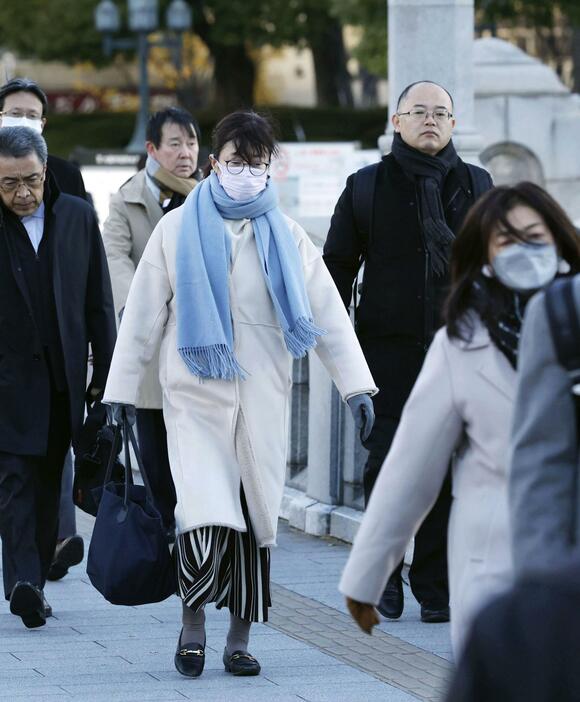 冷え込みが強まる中、大阪市内を歩く人たち＝21日午前