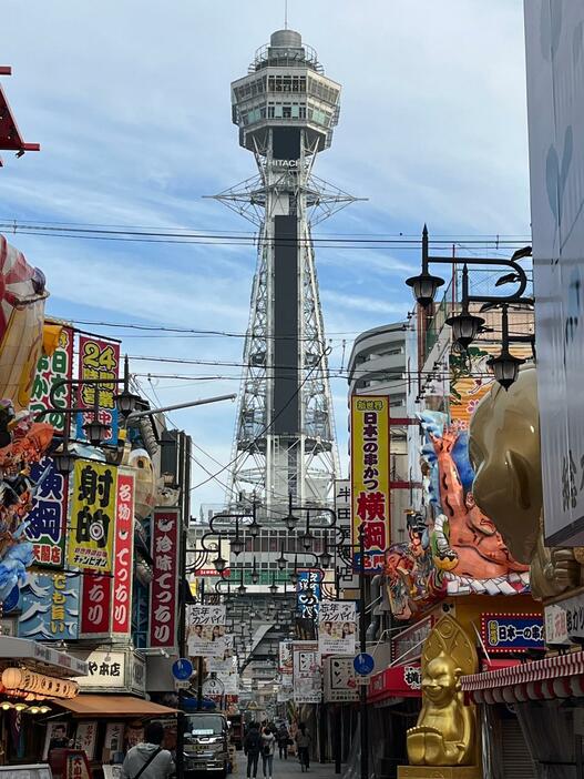 ［写真］青空に映える通天閣＝27日午前、大阪市浪速区で