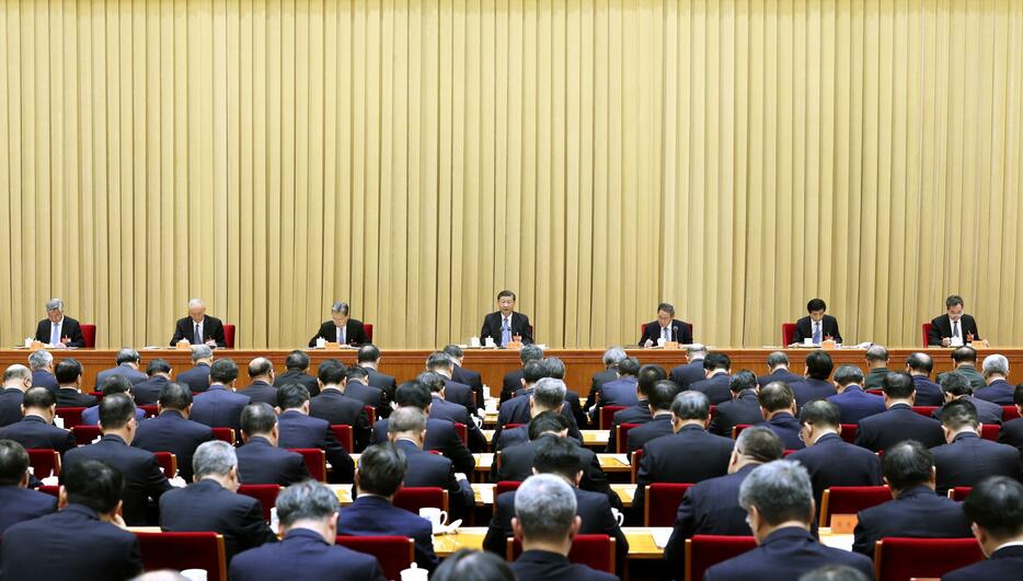 11、12日に中国共産党と政府が開いた中央経済工作会議。中央は習近平国家主席＝北京（新華社＝共同）