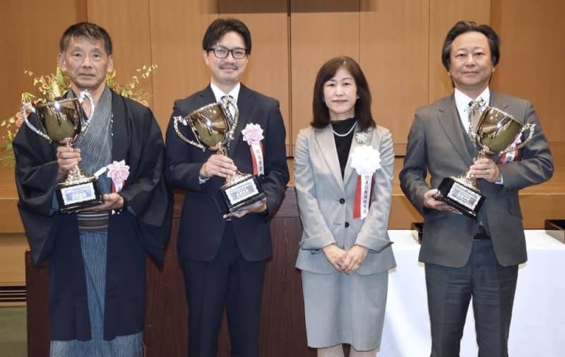 「酒類鑑評会」の表彰式で写真に納まる玉川酒造の風間勇人代表（左から２番目）ら＝１１月８日、さいたま市の関東信越国税局