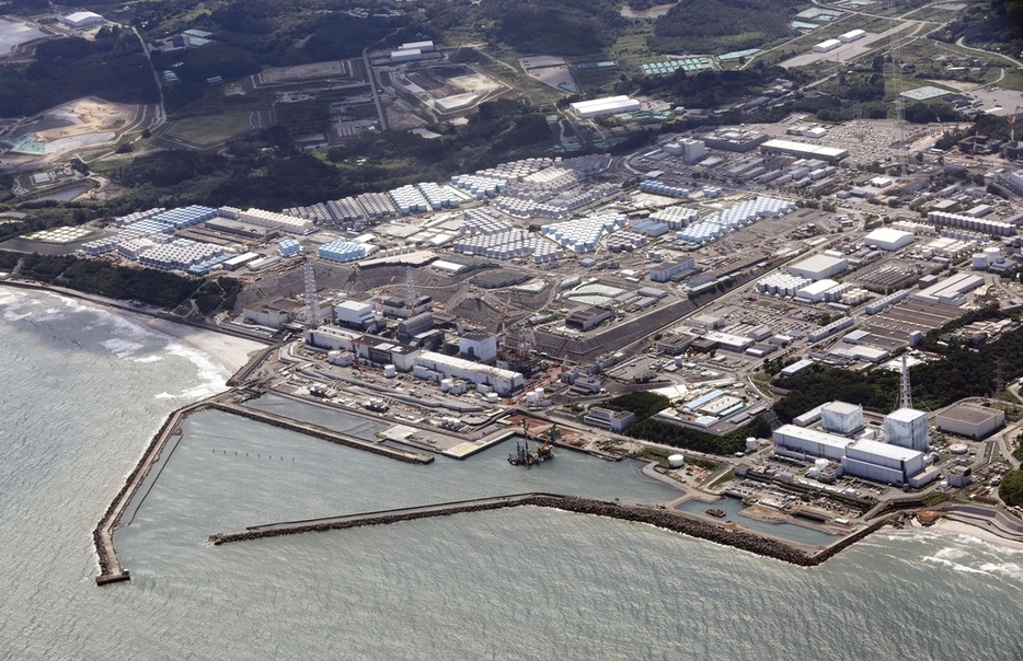処理水の海洋放出を始めた東京電力福島第1原発＝8月