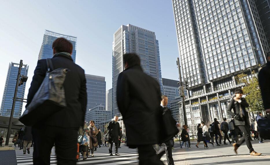 東京・丸の内のオフィス街を行き交う人たち