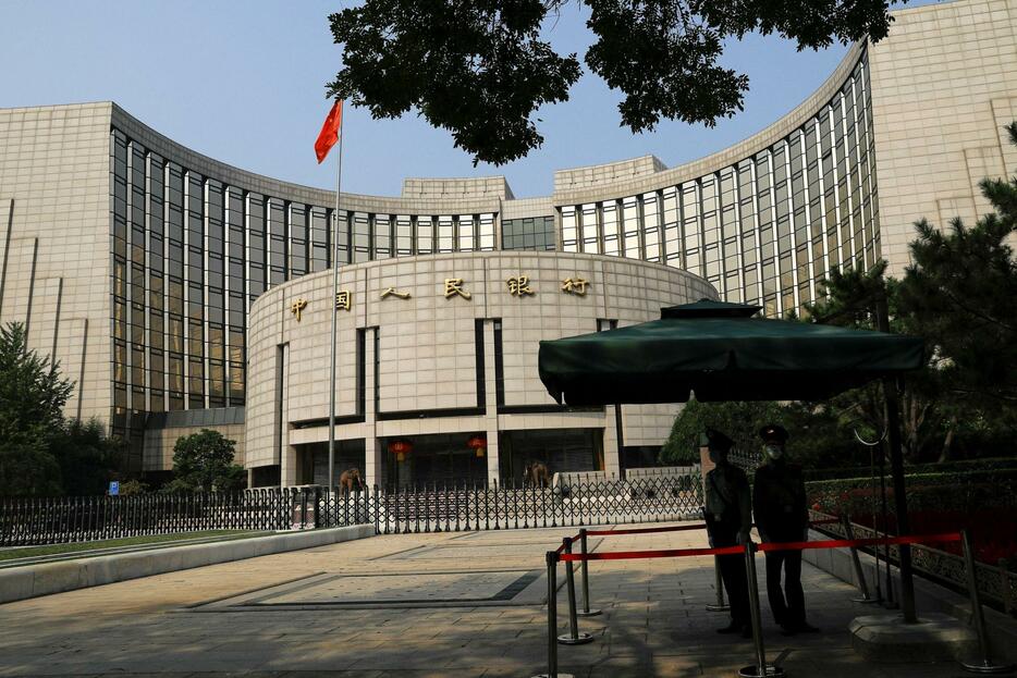 北京にある中国人民銀行の本部＝2022年9月（ロイター＝共同）