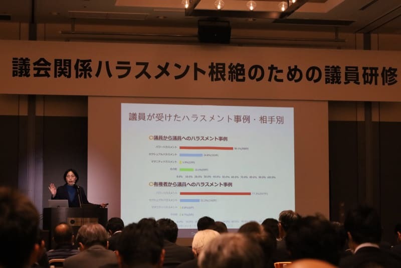 福岡県議会主催のハラスメント研修会で講師を務める浜田さん＝１１月、福岡市