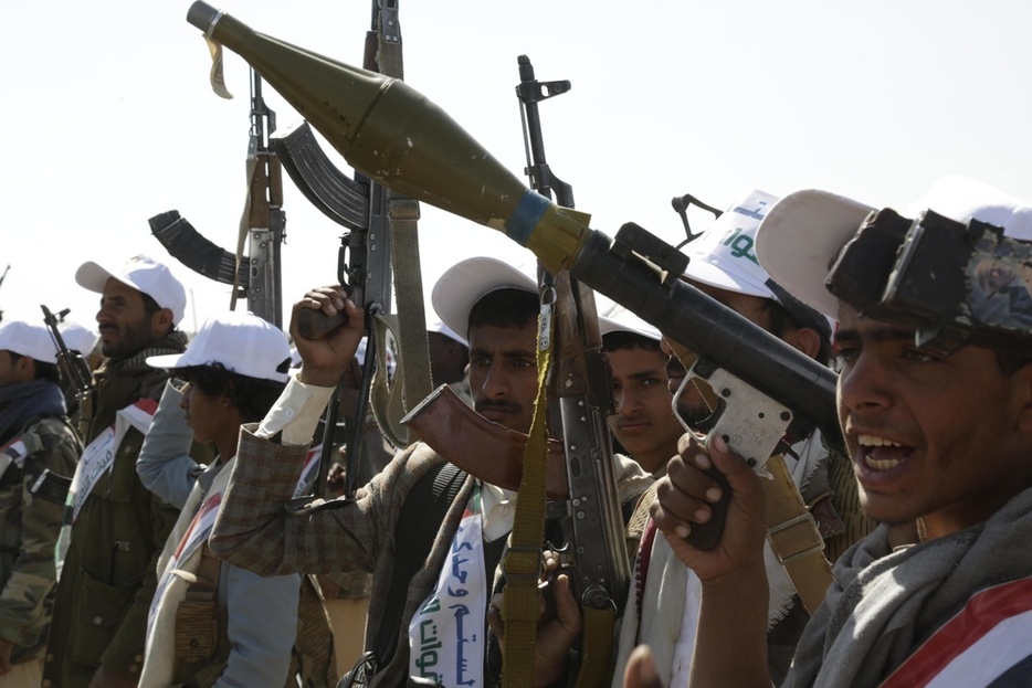 イエメン北部で軍事パレードを行うフーシ派戦闘員＝20日（ゲッティ＝共同）