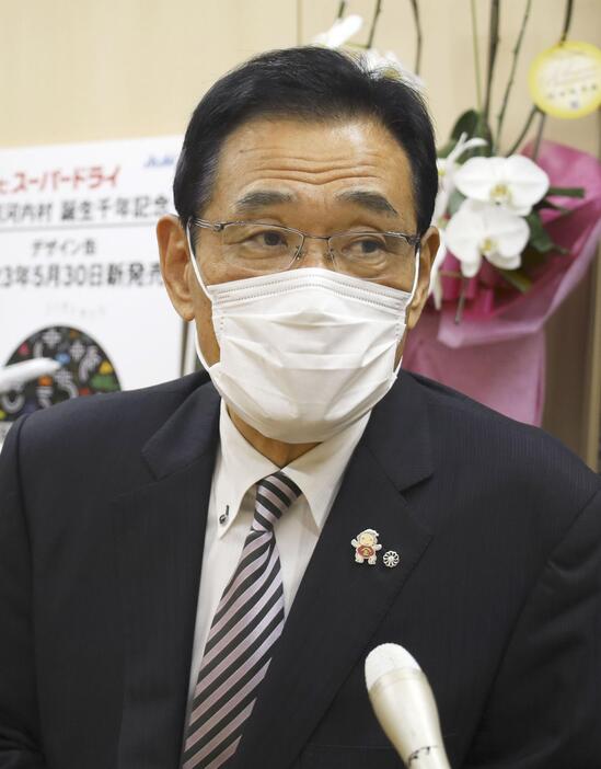 徳島県佐那河内村役場で、議会閉会後に取材に応じる岩城福治村長＝15日