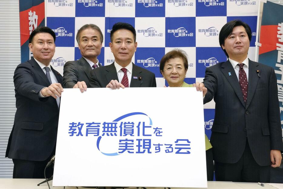 新党「教育無償化を実現する会」設立の記者会見で写真に納まる前原誠司氏（中央）ら＝21日午前、国会内