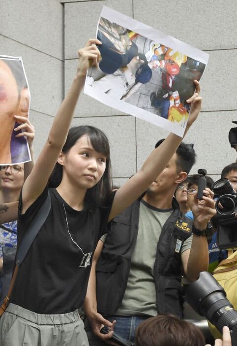 香港の警察本部を包囲するデモに参加した周庭さん＝２０１９年６月（共同）