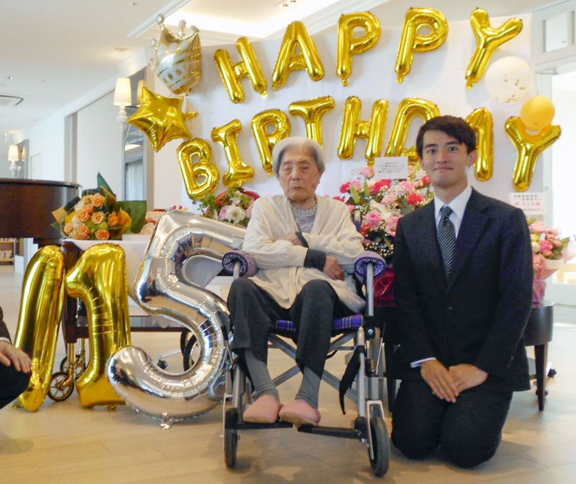 兵庫県芦屋市の高齢者施設で開かれた誕生日会で、高島崚輔市長（右）と写真に納まる糸岡富子さん＝5月（同市提供）