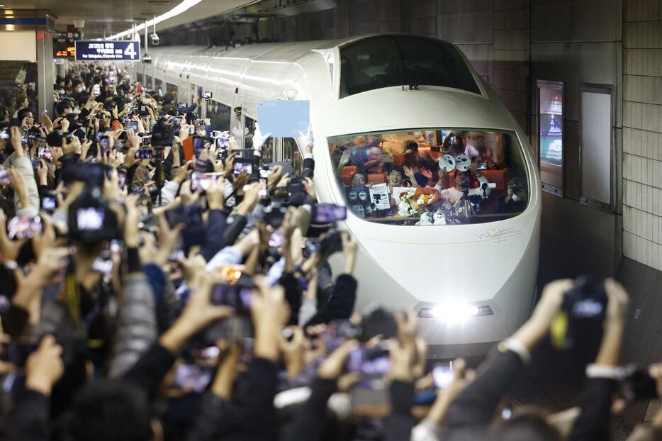 ラストランを迎え、最終到着地の成城学園前駅に到着した小田急電鉄の特急ロマンスカー「VSE」＝10日夜、東京都世田谷区