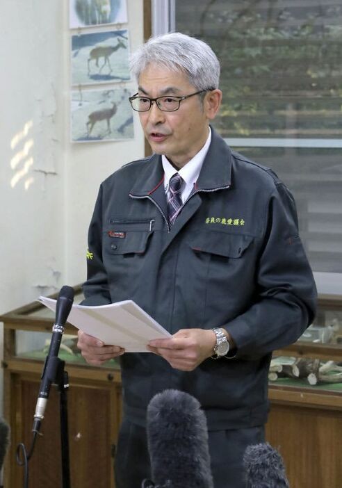 取材に応じる「奈良の鹿愛護会」の山崎伸幸事務局長＝１１月２４日、奈良市