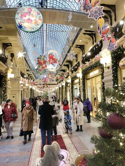 クリスマスツリーで飾られたモスクワ中心部の百貨店＝3日（共同）