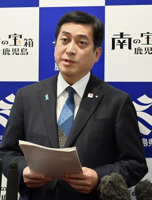 九州電力川内原発の運転延長に関し、容認する考えを表明する鹿児島県の塩田康一知事＝21日午後、県庁