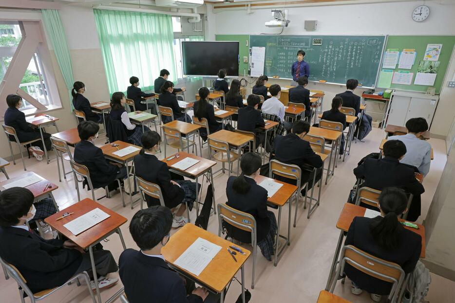 2023年度の全国学力テストに臨む生徒たち＝4月、東京都内の中学校