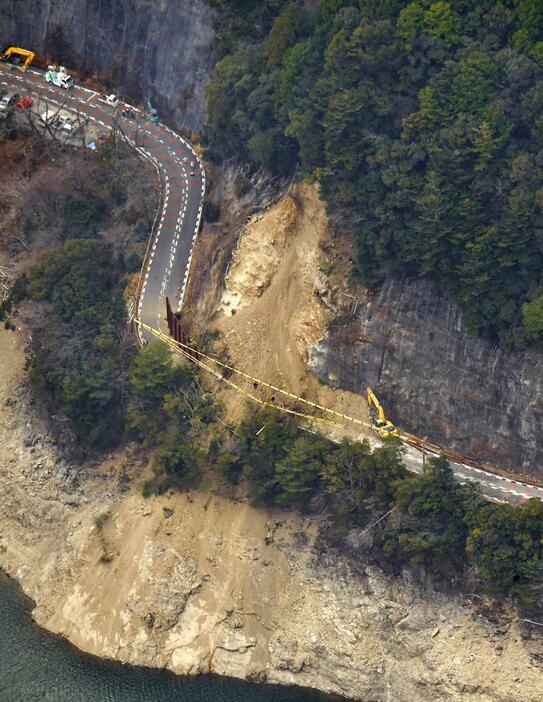 奈良県下北山村の土砂崩れ現場＝25日午後2時16分（共同通信社ヘリから）