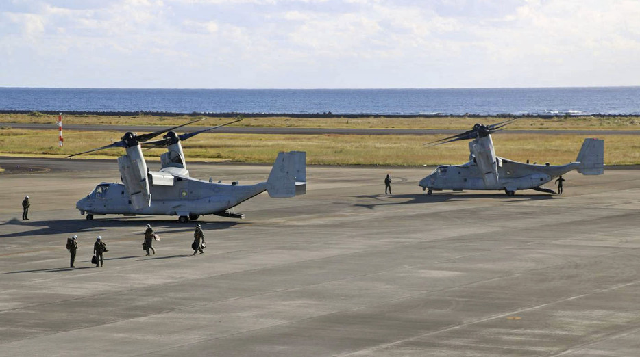 奄美空港に着陸した米海兵隊のMV22オスプレイ2機＝2日午前8時55分ごろ