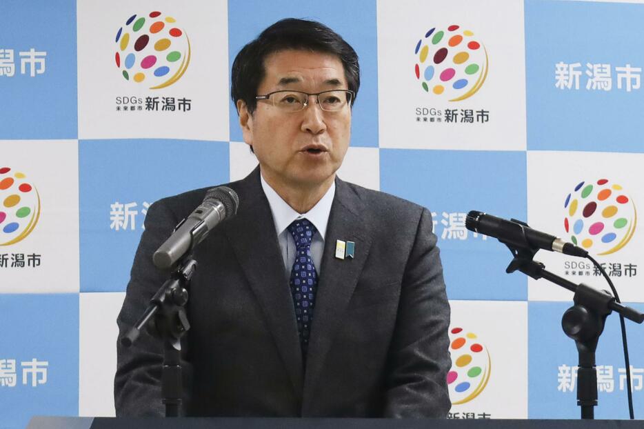 記者会見する新潟市の中原八一市長＝21日午前、新潟市役所