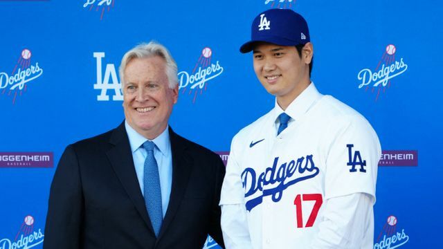 大谷翔平選手とドジャースの球団オーナーであるマーク・ウォルター氏(写真：USA TODAY Sports/ロイター/アフロ)