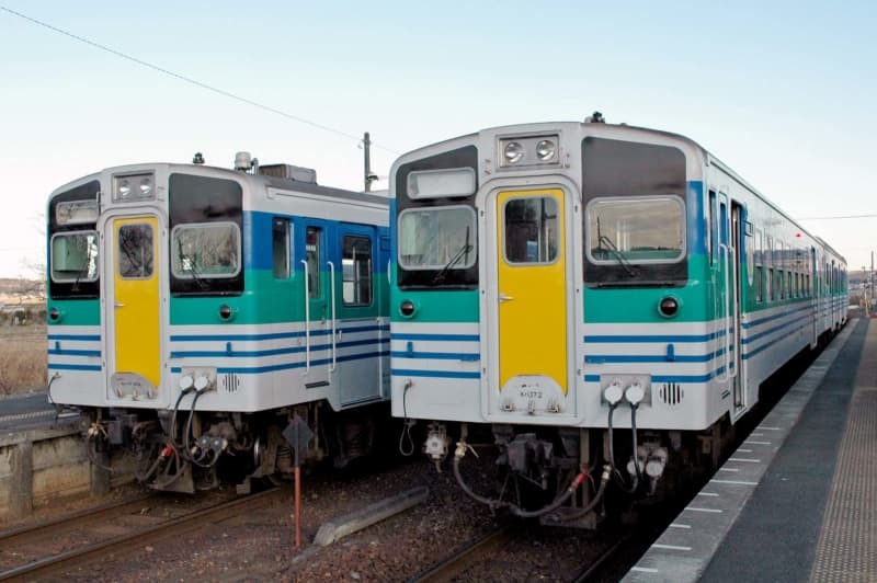 久留里線の横田駅で２０１０年７月に撮影した２両のキハ３７。水島移籍に当たって改番されており、右側の「２」は水島で赤く変身した「１０３」、左側の「１００２」（拡大して確認）は今回乗車、撮影した「１０２」