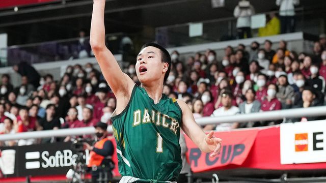 シュートする福岡第一・世戸陸翔選手（写真：日刊スポーツ/アフロ）