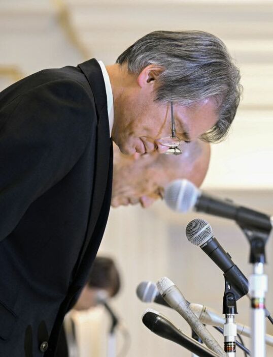 宝塚歌劇団の俳優が急死した問題で記者会見し、謝罪する木場健之理事長＝１１月１４日、兵庫県宝塚市