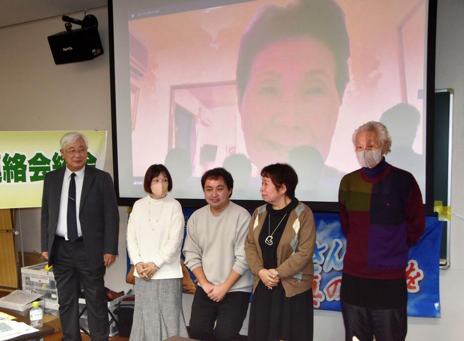 東京都内で開かれた集会に参加した（左から）阪原弘次さんと青木恵子さんら。奥はオンラインで出席した袴田巌さんの姉ひで子さん＝3日午後