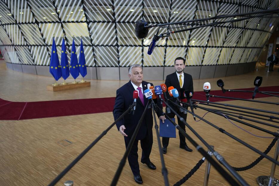 欧州連合（EU）首脳会議に先立ち記者団に話すハンガリーのオルバン首相＝14日、ブリュッセル（AP＝共同）