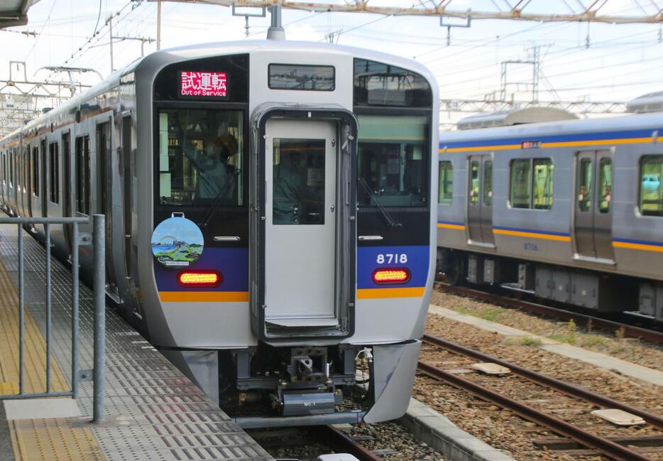 自動運転の走行試験で公開された南海電気鉄道の車両＝18日、和歌山市