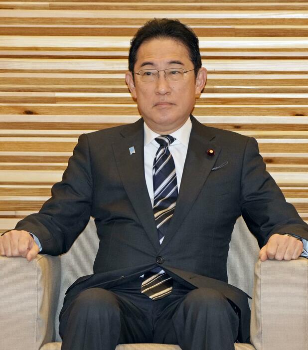 閣議に臨む岸田首相＝12日午前、首相官邸