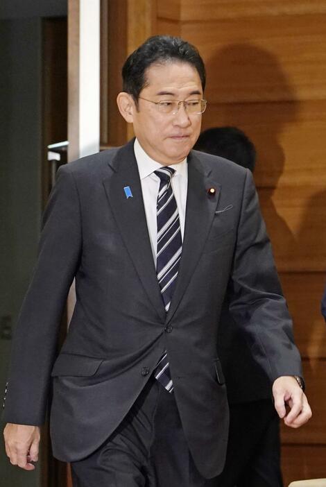 閣議に臨む岸田首相＝12日、首相官邸