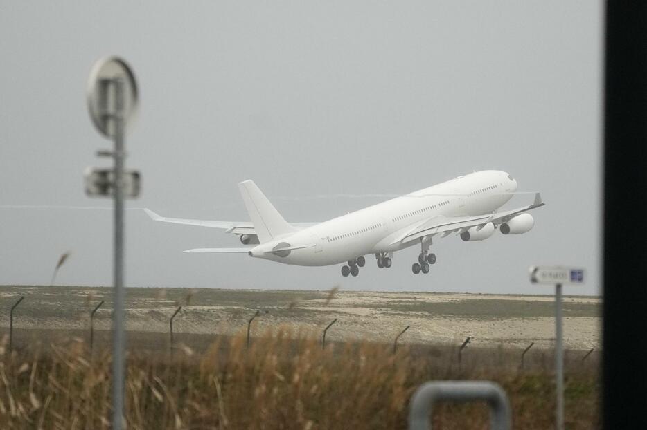 25日、フランス・マルヌ県のバトリ空港を飛び立つ航空機（AP＝共同）