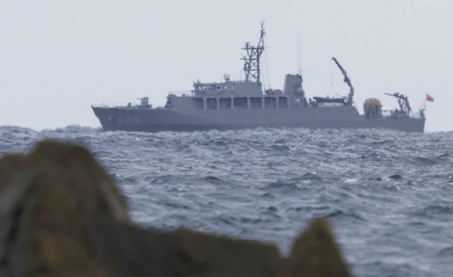 米空軍のCV22オスプレイが墜落した現場海域で捜索する海上自衛隊の艦艇＝5日午後1時24分、鹿児島県・屋久島沖