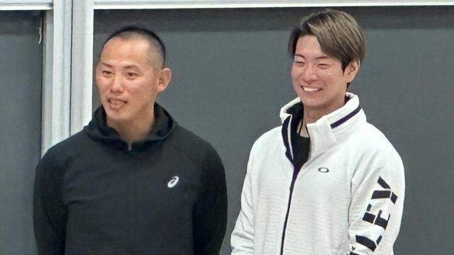 日本ハムでともにプレーした巨人の矢野謙次コーチ(左)と日本ハムの松本剛選手(右)