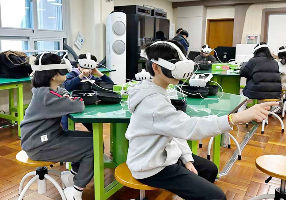 1日、韓国・釜山の小学校で試験実施された、VRゴーグルを使って北朝鮮の人権状況を学ぶ授業（統一研究院提供・共同）
