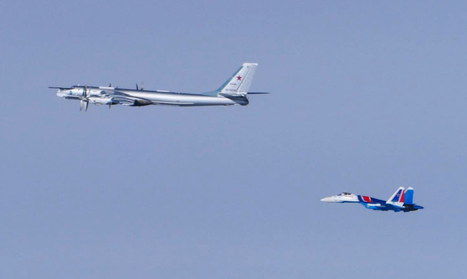 日本海と東シナ海の長距離を、中国機と共同飛行したロシアのTU95爆撃機（左）と戦闘機＝14日（防衛省統合幕僚監部提供）