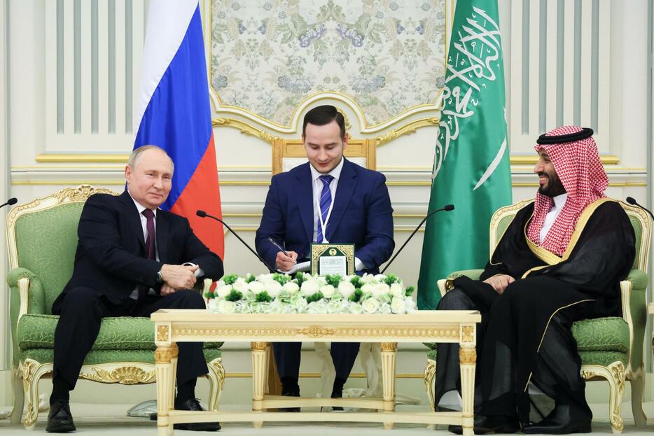 6日、サウジアラビアのリヤドでムハンマド皇太子（右）と会談するプーチン・ロシア大統領（タス＝共同）