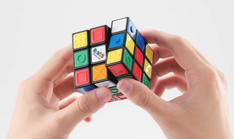 メガハウスが発売している視覚障害者向けのルービックキューブ　RUBIK’S TM & © 2023 Spin Master Toys UK Limited, used under license. All rights reserved.