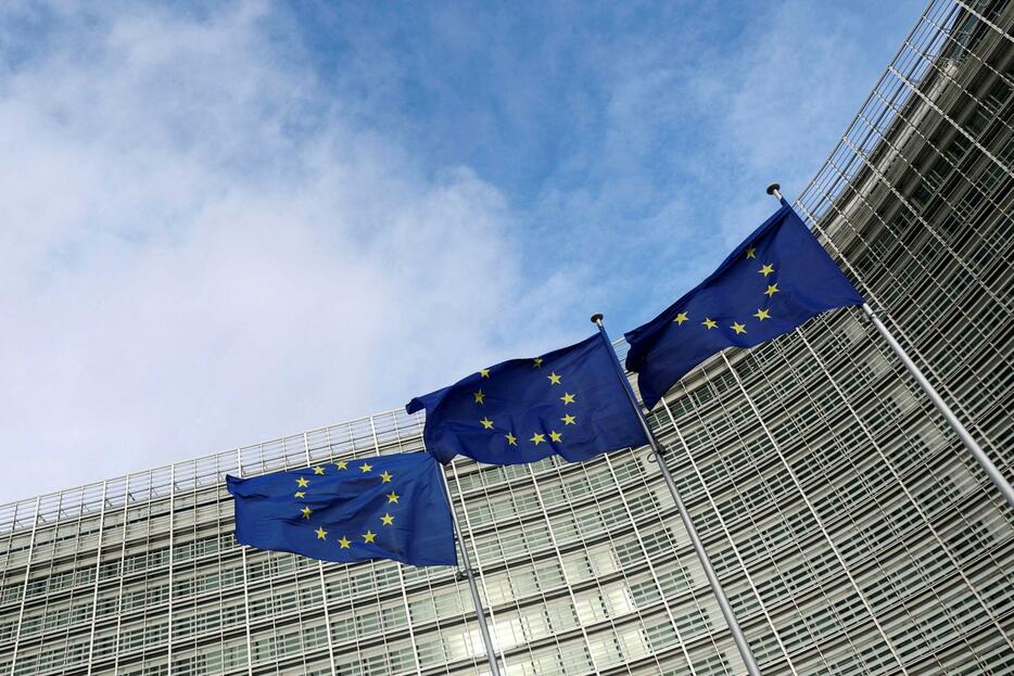 ブリュッセルの欧州議会の前に掲げられたEUの旗＝11月（ロイター＝共同）