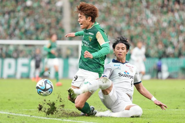 清水・高橋祐治選手のファウルで倒れる東京V・染野唯月選手（写真:日刊スポーツ/アフロ）