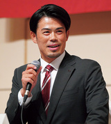 40歳と12球団最年少監督となるが、その分、選手との距離は近い。兄貴分として先頭に立ち、ともに熱くシーズンを戦い抜く覚悟だ