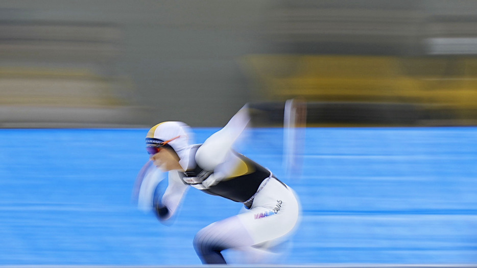 スプリント部門の女子1000メートルで滑走する高木美帆。総合優勝した＝明治北海道十勝オーバル