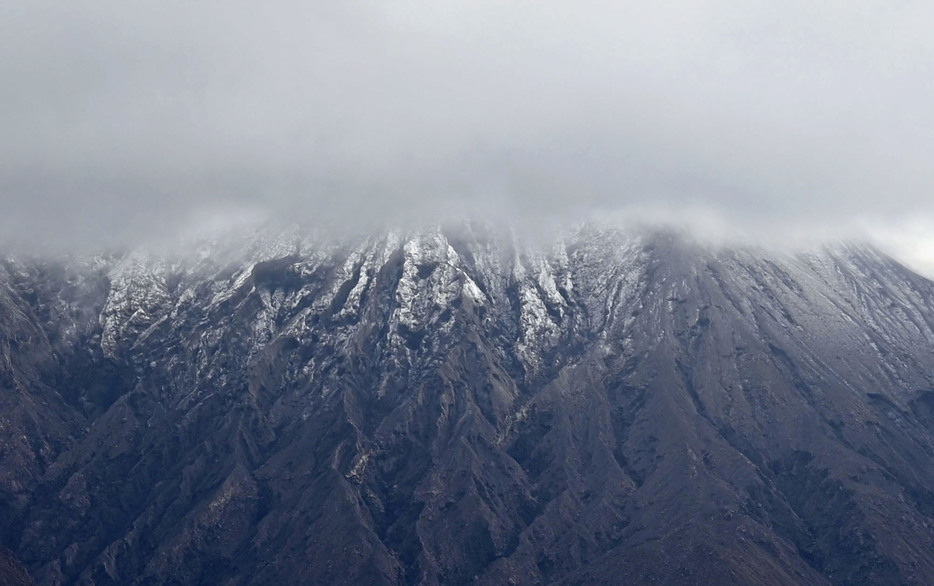 初冠雪を観測した桜島＝21日午前9時55分、鹿児島市