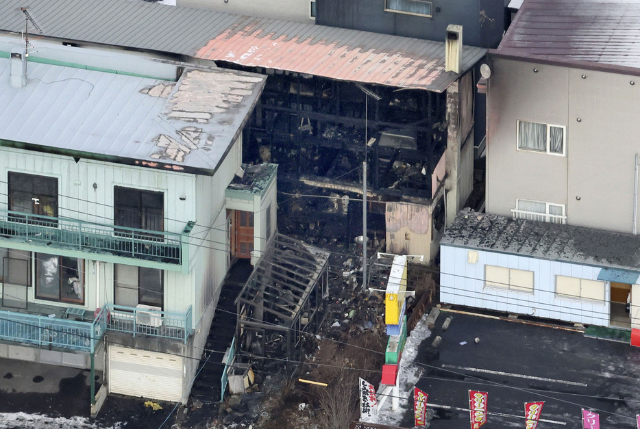 遺体が見つかった北海道伊達市のアパート火災現場＝29日午前11時46分（共同通信社ヘリから）