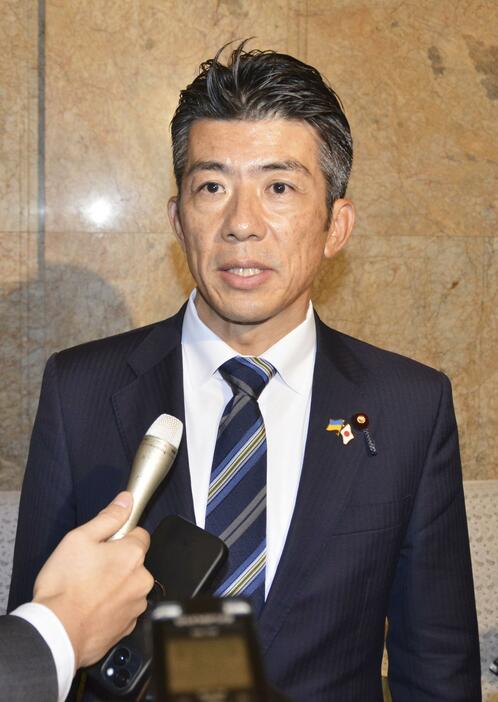 取材に応じる立憲民主党の重徳和彦衆院議員＝5日午後、国会