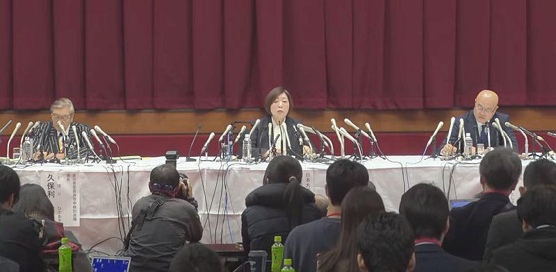 ［写真］会見で報道陣の質問に耳をかたむける日本大学の林真理子理事長（中央）ら＝4日午後、東京都内で