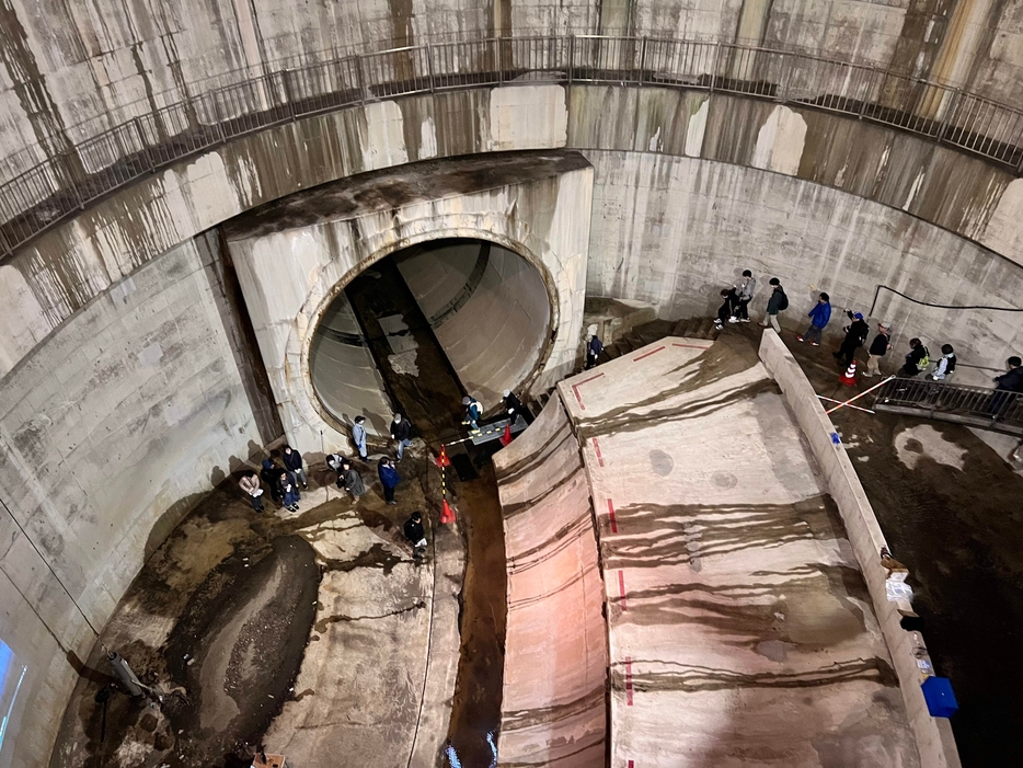 ［写真］階段を降りると、巨大な縦穴が現れた＝東大阪市で（撮影：具志堅浩二）